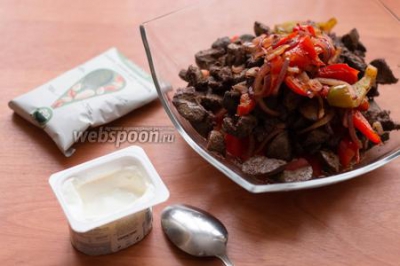 Салат с печенью и овощами с греческим йогуртом 
