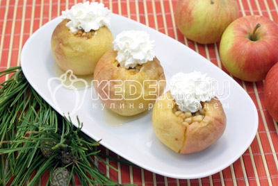 Запеченные яблоки с мёдом и кедровыми орехами