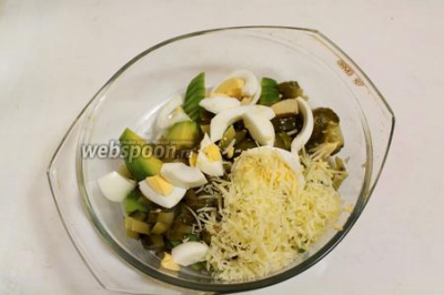 Салат «Мягкий» с авокадо яйцом и сыром 