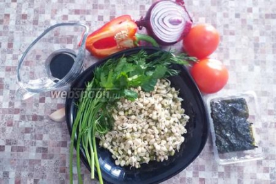 Салат с пророщенным машем, овощами и нори 