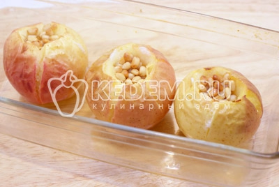 Запеченные яблоки с мёдом и кедровыми орехами