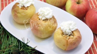Photo of Запеченные яблоки с мёдом и кедровыми орехами