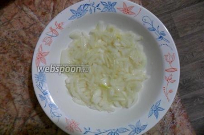 Салат из квашеной капусты с фасолью и грибами 