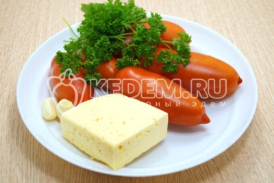 Салат с помидорами, сыром и чесноком