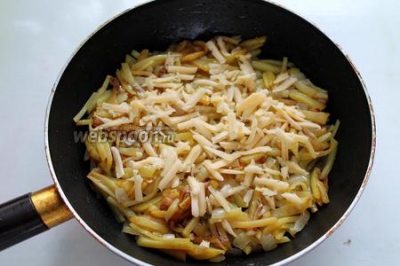 Картошка на сковороде с копчёной грудинкой и сыром 