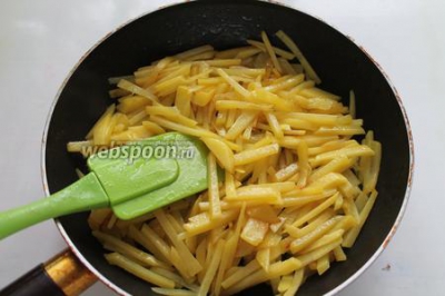 Картошка на сковороде с копчёной грудинкой и сыром 