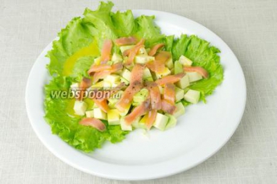 Салат с авокадо и красной рыбой 