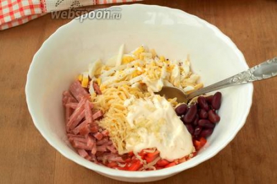 Салат с красной фасолью, сыром и помидорами 