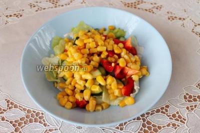 Салат из свежих овощей с кукурузой 