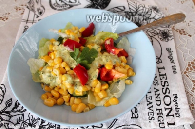 Салат из свежих овощей с кукурузой 