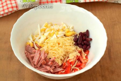 Салат с красной фасолью, сыром и помидорами 