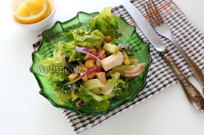 Зелёный салат с кукурузой и курицей 