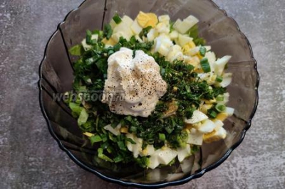 Салат из салатных листьев с яйцами 