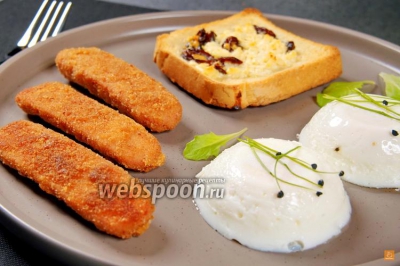Быстрый завтрак: наггетсы из сосисок и яйцо-пашот в пиале. Видео 