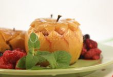 Photo of Запеченные яблоки с медом и ягодами