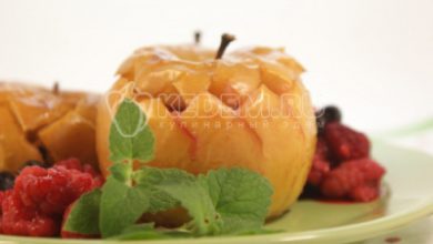 Photo of Запеченные яблоки с медом и ягодами