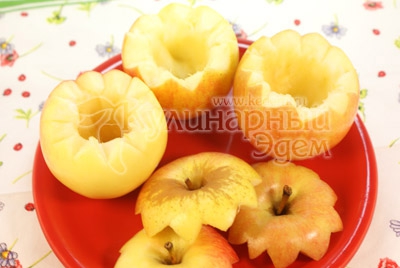 Запеченные яблоки с медом и ягодами