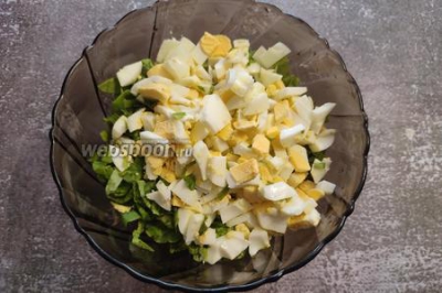 Салат из салатных листьев с яйцами 