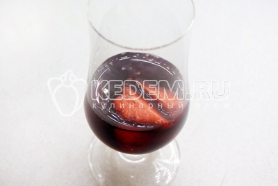 Коктейль с красным вином и клубникой