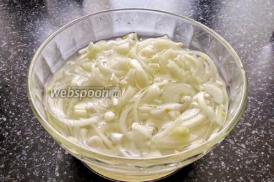 Салат c консервированной скумбрией и маринованным луком 