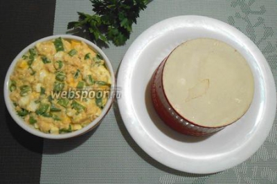 Салат с консервированным лососем, яйцом и зелёным луком 