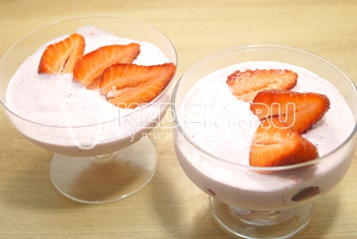 Десерт в стакане с мороженым и клубникой