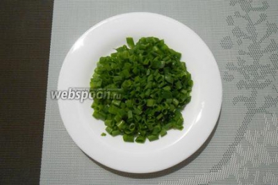 Салат с консервированным лососем, яйцом и зелёным луком 