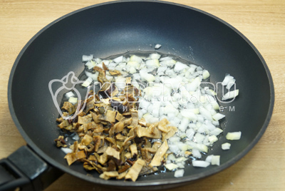 Соус из сухих грибов со сметаной
