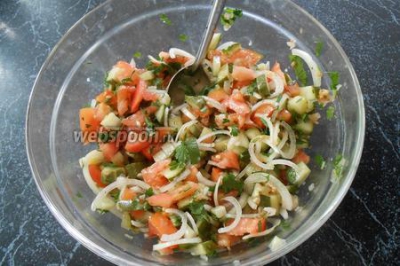 Пикантный салат из малосольных огурцов с чесноком 