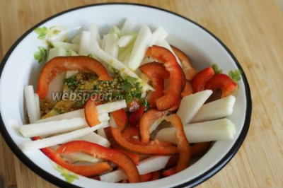 Салат с кольраби, арахисом, болгарским перцем и зеленью 