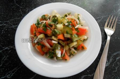 Пикантный салат из малосольных огурцов с чесноком 
