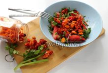 Photo of Салат из помидоров с приправой из арахиса и перца