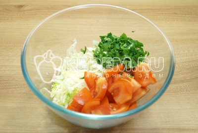 Салат с курицей, пекинской капустой и помидорами