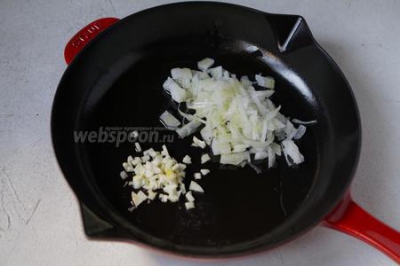 Рис с шампиньонами и креветками на сковороде  