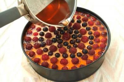 Бисквитный торт с ягодами в желе и сливочным кремом 