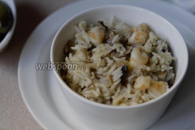 Рис с шампиньонами и креветками на сковороде  