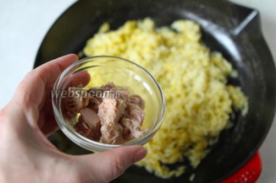 Рис с овощными кубиками и консервированным тунцом  
