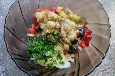 Овощной салат с отварным баклажаном 