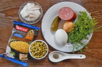Салат с лапшой быстрого приготовления, яйцами и колбасой  
