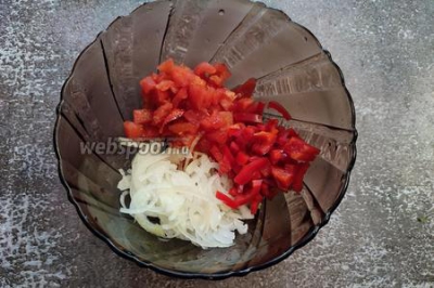 Овощной салат с отварным баклажаном 