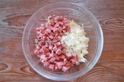Салат с лапшой быстрого приготовления, яйцами и колбасой  