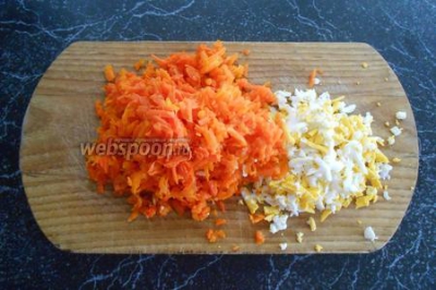 Салат из варёной моркови с сыром  