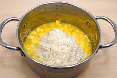 Рисовая каша с тыквой на молоке в кастрюле