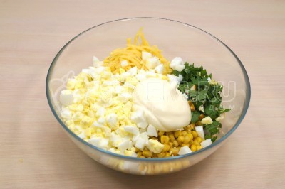 Салат с копченой курицей кукурузой и сыром