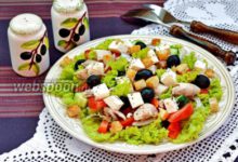 Photo of Греческий салат с курицей и сухариками