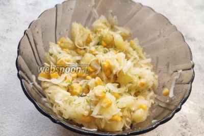 Салат с картофелем, кукурузой и квашеной капустой 