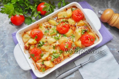 Куриное филе с картофелем и помидорами в духовке  