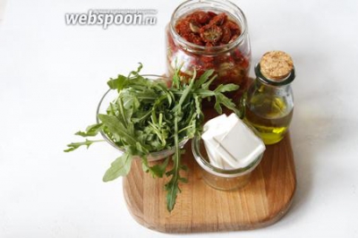 Салат с рукколой и брынзой с вялеными помидорами 