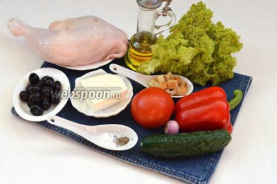 Греческий салат с курицей и сухариками 