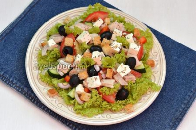 Греческий салат с курицей и сухариками 